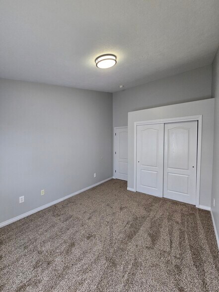 Building Photo - 287 E Rockingham Ct