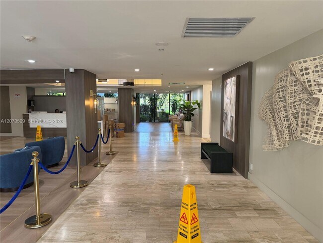 Building Photo - 4200 Hillcrest Dr