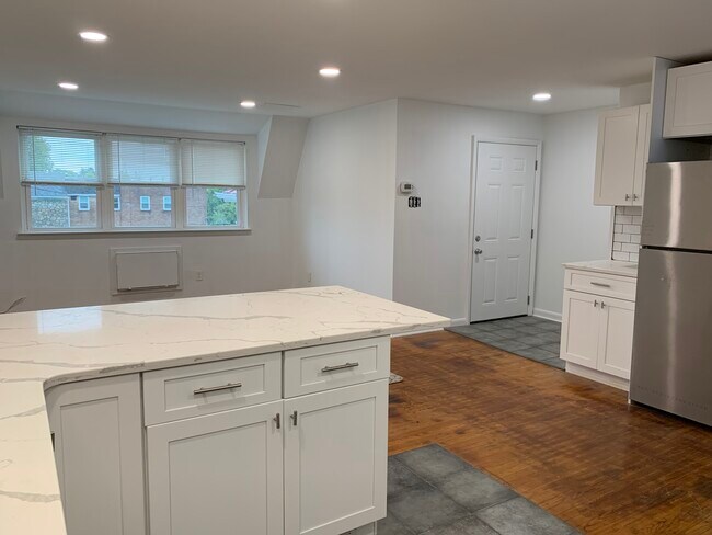 Building Photo - 5489 Vicaris St