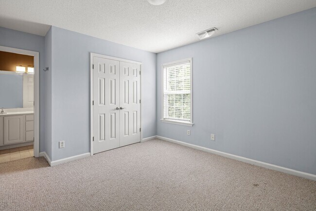 Building Photo - Spacious House in Hadley Park
