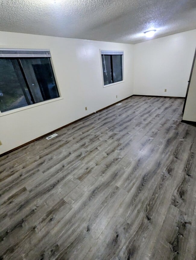 Building Photo - 4 BD/2BA Single Family Home in Dredge Lake area