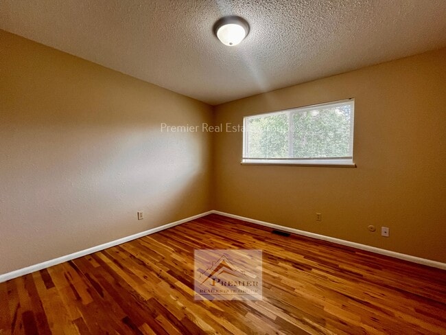 Building Photo - 1304 Rainier Dr