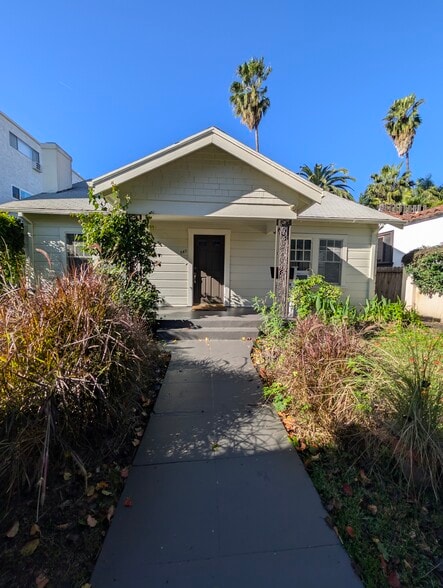 Building Photo - 849 N West Knoll Dr