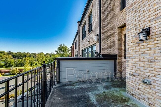 Building Photo - 10821 Symphony Park Dr