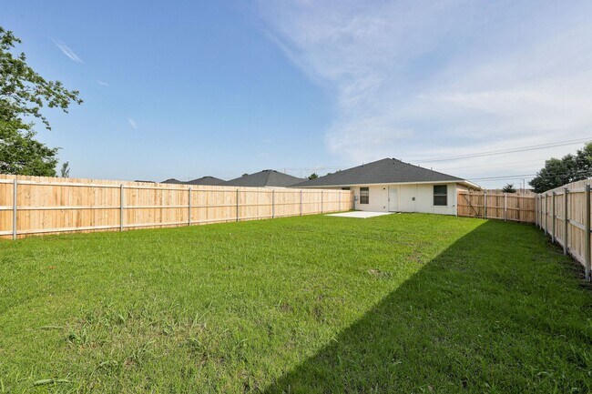 Building Photo - New Construction-Never Lived in Duplex, Pe...