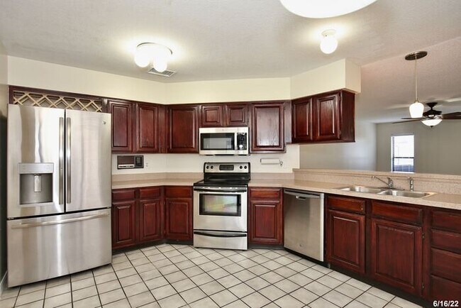 Building Photo - Cozy 3/2 Split Floorplan Home with a Spaci...