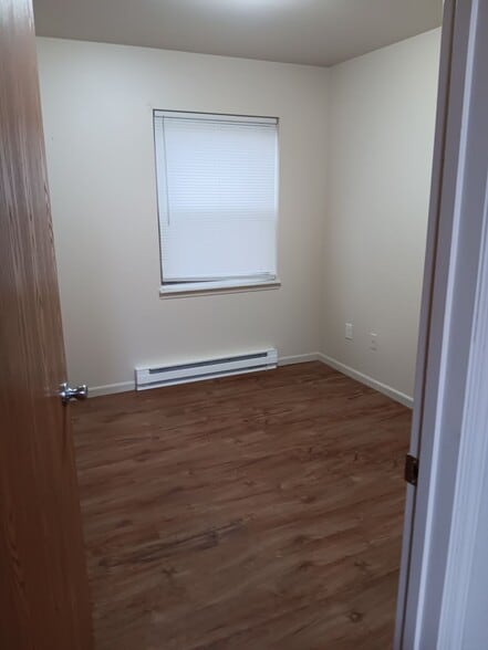 Building Photo - 125 Crescent Lake Rd