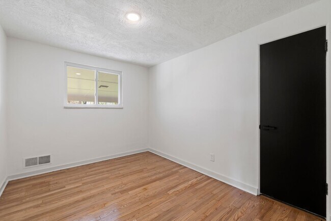 Building Photo - AVAILABLE NOW!! Fully RENOVATED 3-bedroom in CASTLE SHANNON!