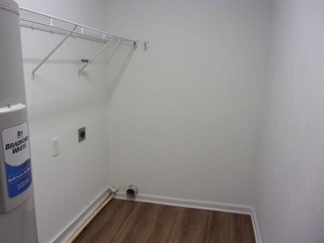 Building Photo - 3 Bedroom 2 Bath Home across from city park