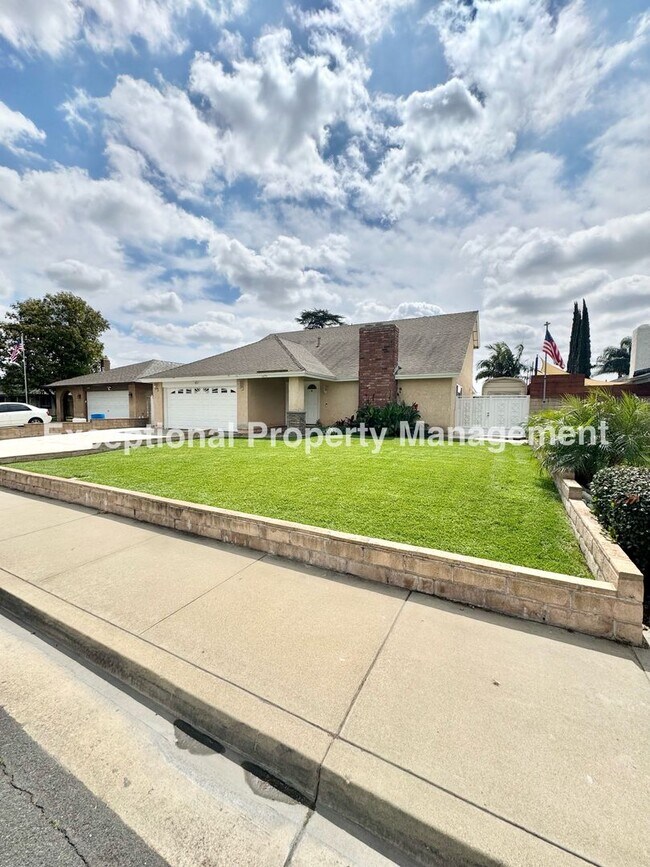 Building Photo - Ready to move in 4 bed 2 bath pool home!