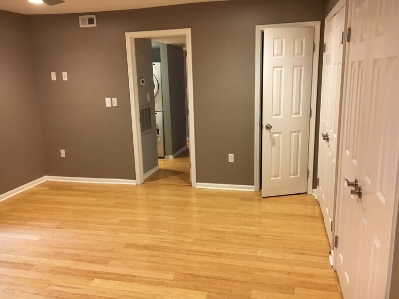 Building Photo - 417 W 8th St