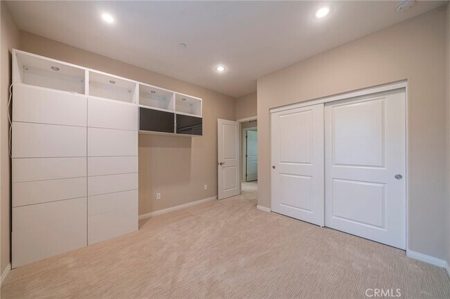Building Photo - 104 Pendant