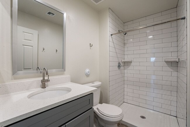 Building Photo - 720-722 E 8th St