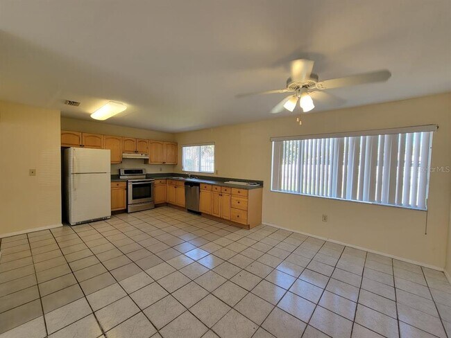 Building Photo - 2466 Lakeshore Cir