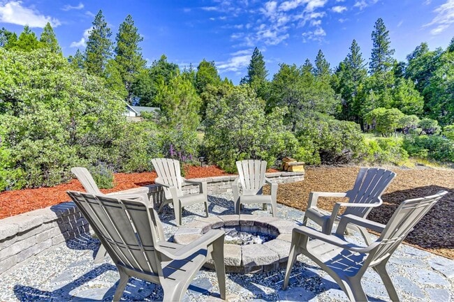 Building Photo - 2 Bedroom Home Tucked away in the Sierras