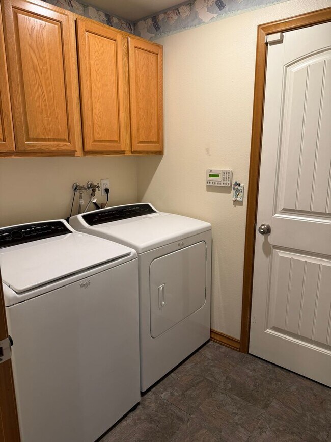 Building Photo - 4bd/2.5ba Renton House