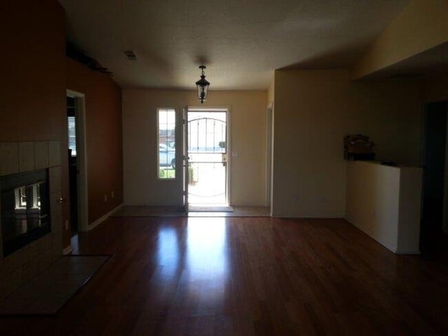 Building Photo - spacious 3 bedroom 2 bath home with beautiful yard, jacuzzi,  indoor laundry room