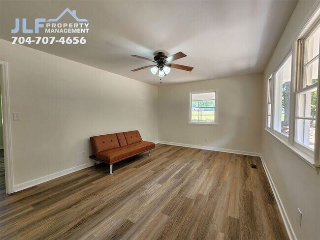 Building Photo - Fully Remodeled 3 Bed/1.5 Bath Ranch in Be...
