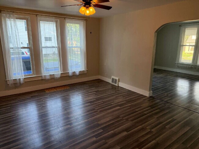 Building Photo - Charming 4 Bedroom Home with 2 Full Baths in Grand Rapids
