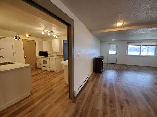 Building Photo - 2 Bedroom 1 Bath Lakefront w/all utilities...