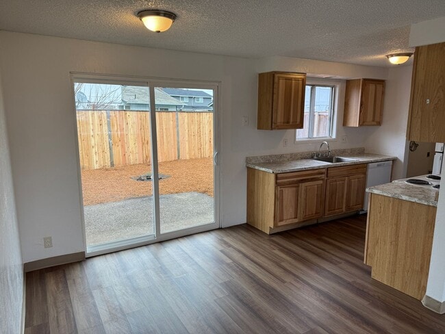 Building Photo - 2 bed 1 1/2 bath duplex in Springfield!