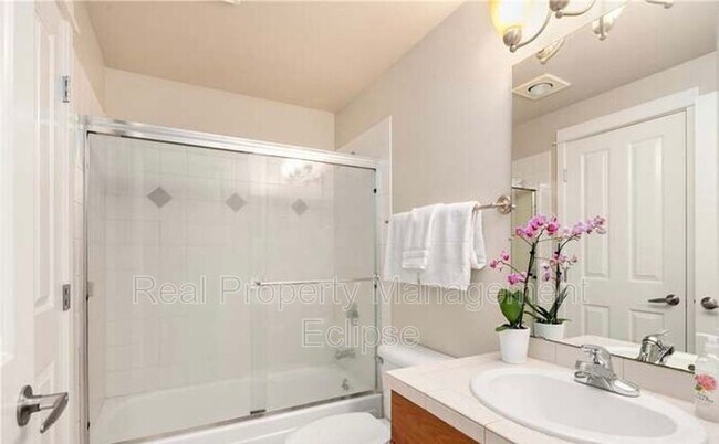 Building Photo - 755 5th Ave NW