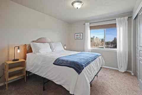 Building Photo - 2995 NE Quiet Canyon Dr
