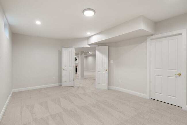 Building Photo - Stunning 4 level detached home close to the Mosaic District in Fairfax!
