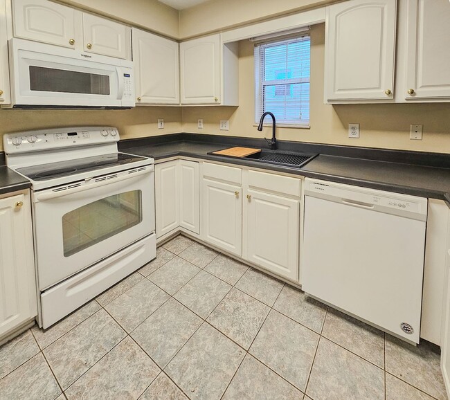 Building Photo - Knoxville 37934 - 3 bed 2.5 bath Condo - Contact Ryan Fogarty 865-333-4840