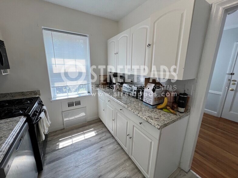 Building Photo - 1153 Beacon St