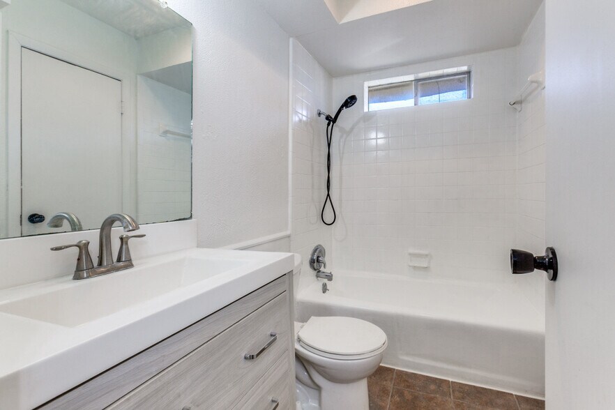 Building Photo - 7621 Dentcrest Dr