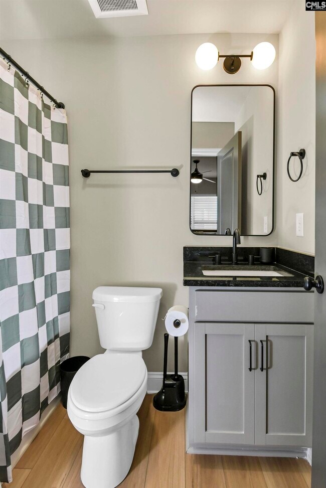 Building Photo - 816 Shull St