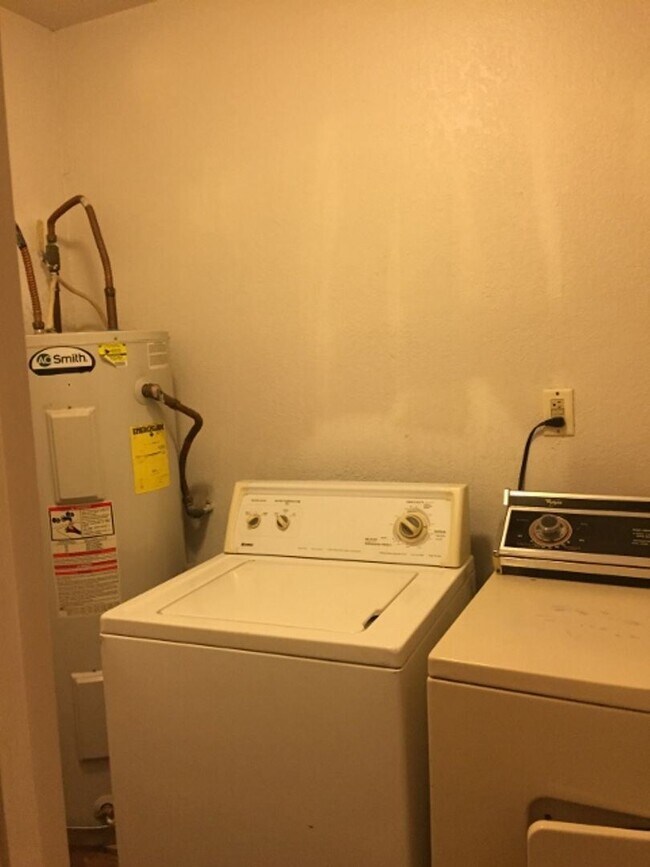 Building Photo - 2 br, 1 bath House - 433 W Second St #1 (884)