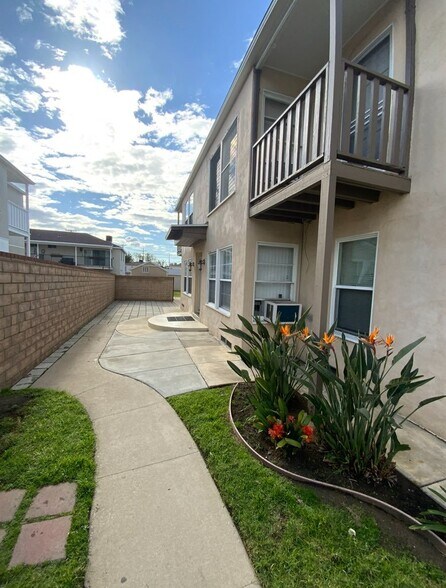 Building Photo - 1721 N Glenoaks Blvd