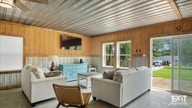 Building Photo - Gorgeous Waterfront Property with 4 Bedroo...