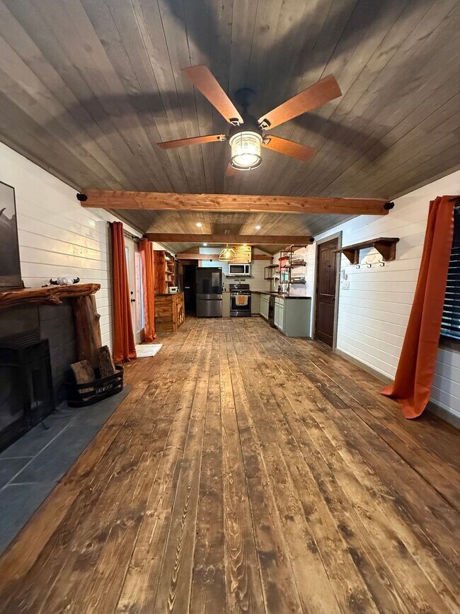 Building Photo - Beautiful 2 bedroom, 2.5 bath POOL home!!!!