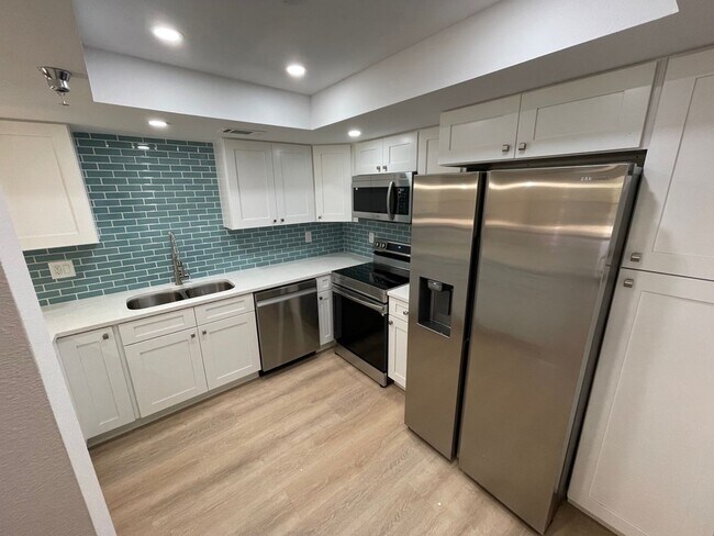 Building Photo - 2090 S Tamiami Trl