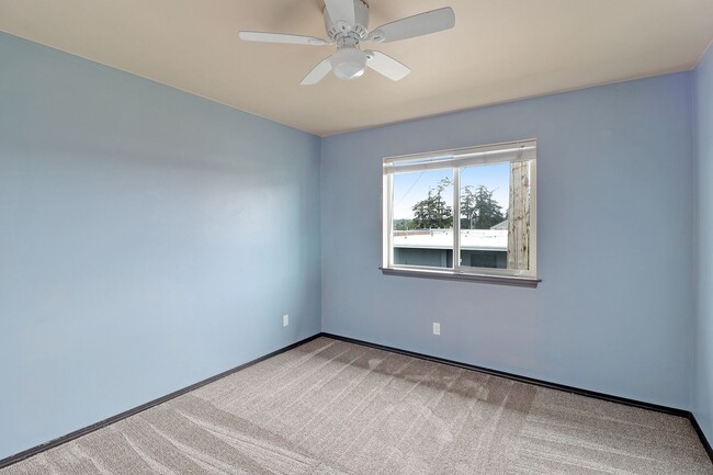 Building Photo - 3 Bed 2.5 Bath Townhome - A/C - Pet Friend...