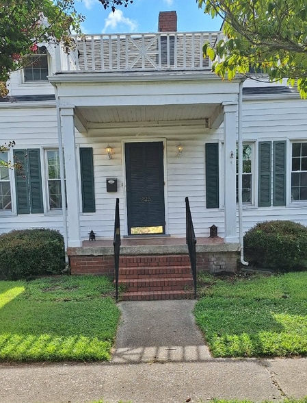 Primary Photo - 225 Constitution Ave