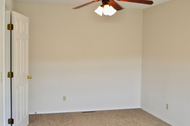 Building Photo - Spacious 3 Bedroom Condo!