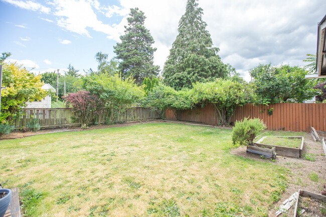 Building Photo - ** 2 Bedroom SE Portland Home Available No...