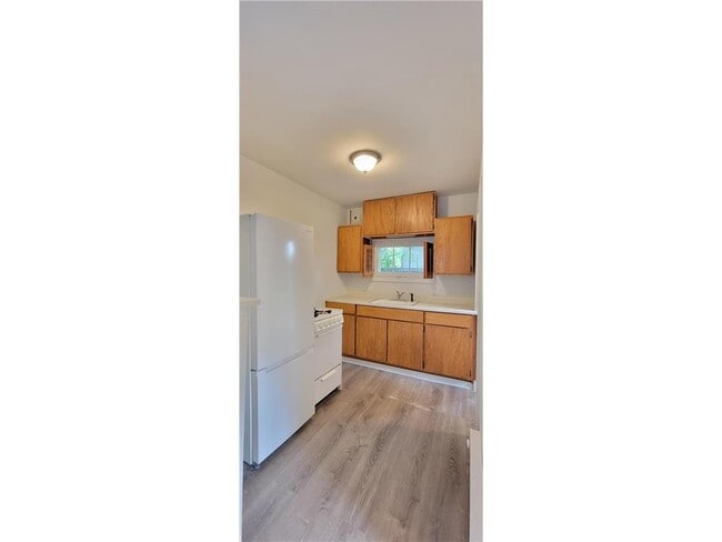 Building Photo - 2335 Hemlock Ln N