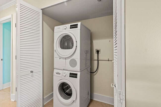 Building Photo - 2BR | 2Bath Central Sarasota Townhouse