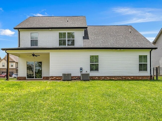 Building Photo - 5 Bedroom Pet Friendly Home For Rent!