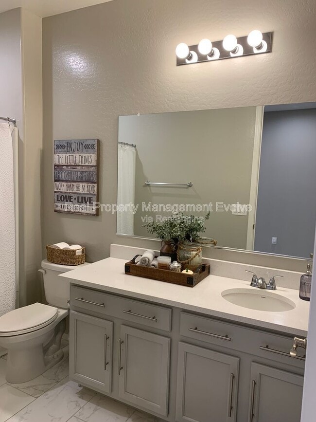 Building Photo - 8721 W MacKenzie Dr