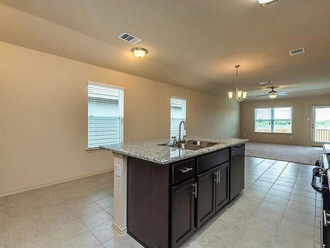 Building Photo - 3 Bed 2 Bath Home with Fenced Back Yard