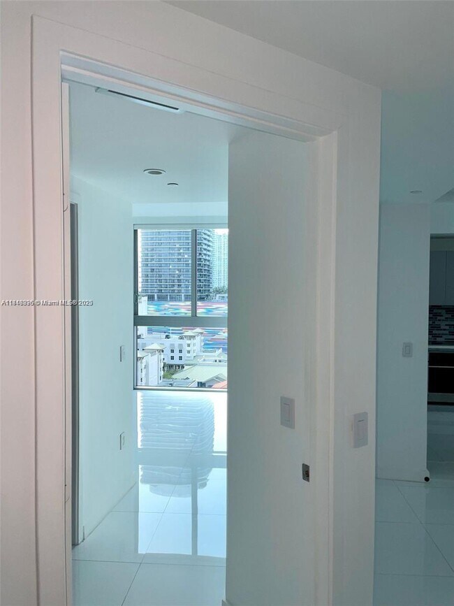 Building Photo - 1100S S Miami Ave