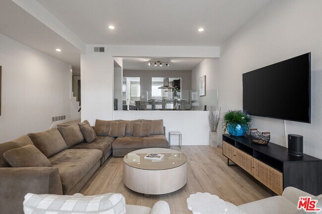 Building Photo - 17165 Palisades Cir