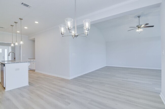 Building Photo - Like New Home - 4 Bed 3 Bath
