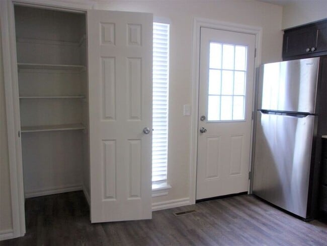 Building Photo - 2 BED 1.5 BATH TWO STORY TOWNHOUSE- WARR A...